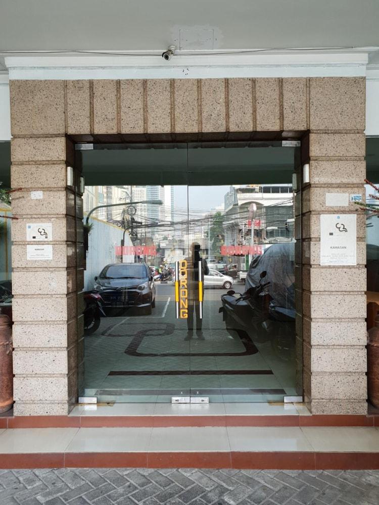 Hotel Caravan Tanah Abang Jakarta Exteriör bild